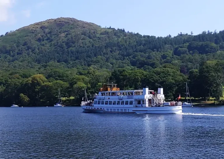 Steamer Teal built 1936 sails from Lakeside